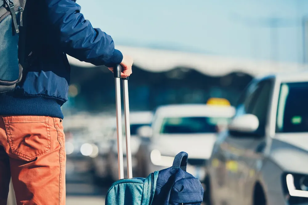 homme avec une valise